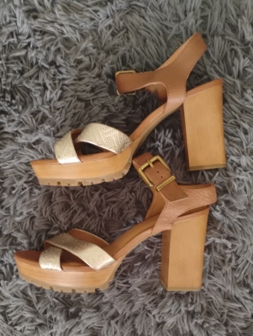Crown Vintage Tan and Gold Platform Block Heel Sandals Sz 9.5